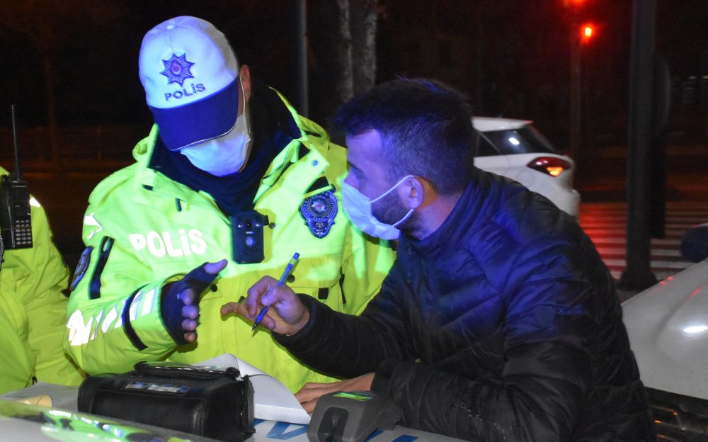 Kısıtlama sonrası polise alkollü yakalanan sürücüye ceza