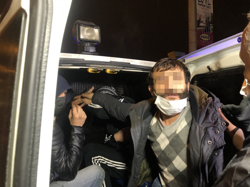 Kısıtlamada otomobille gezerek uyuşturucu içen 4 şüpheli, gözaltında