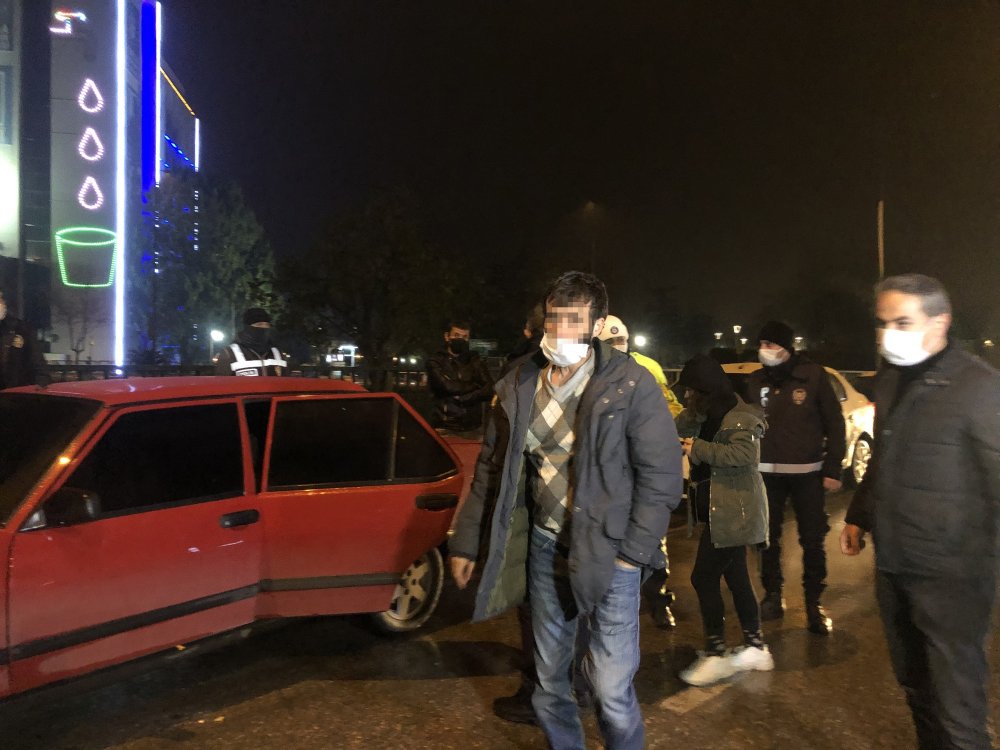 Kısıtlamada otomobille gezerek uyuşturucu içen 4 şüpheli, gözaltında