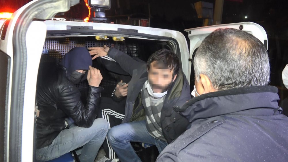 Kısıtlamada otomobille gezerek uyuşturucu içen 4 şüpheli, gözaltında