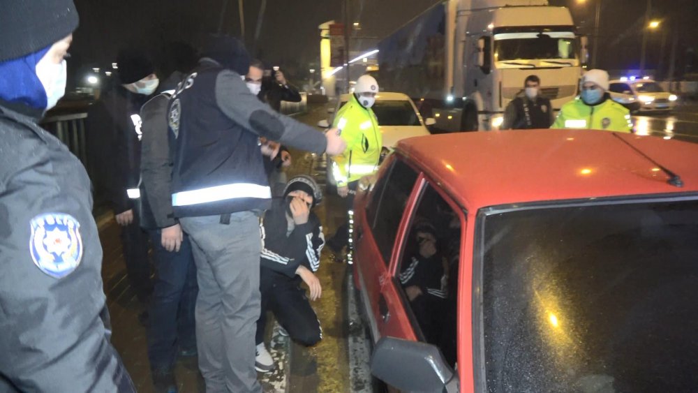 Kısıtlamada otomobille gezerek uyuşturucu içen 4 şüpheli, gözaltında