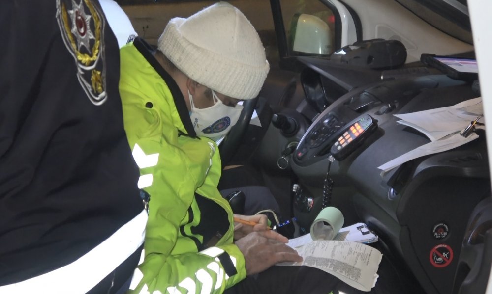 Kısıtlamada otomobille gezerek uyuşturucu içen 4 şüpheli, gözaltında