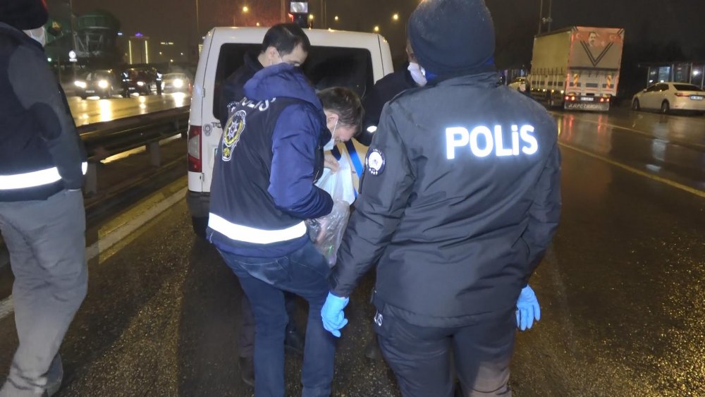 Kısıtlamada otomobille gezerek uyuşturucu içen 4 şüpheli, gözaltında