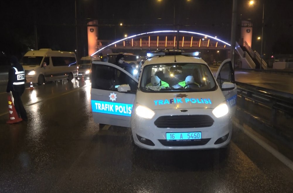 Kısıtlamada otomobille gezerek uyuşturucu içen 4 şüpheli, gözaltında