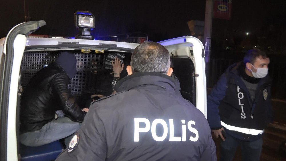 Kısıtlamada otomobille gezerek uyuşturucu içen 4 şüpheli, gözaltında