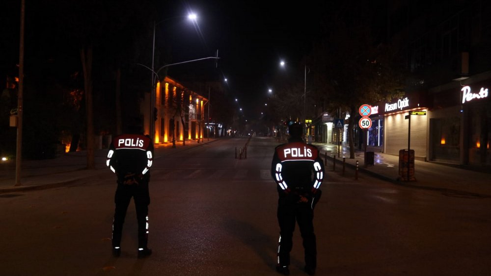 Kısıtlamanın ilk dakikalarında ceza yediler, hafta içi yasak olduğunu bilmediklerini söylediler