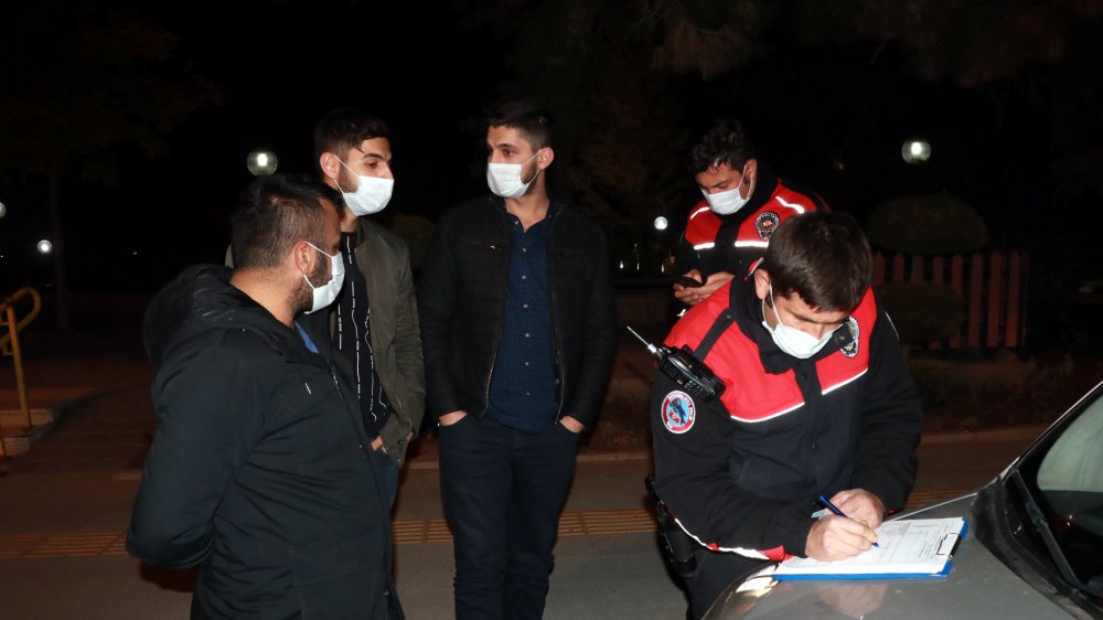 Kısıtlamanın ilk dakikalarında ceza yediler, hafta içi yasak olduğunu bilmediklerini söylediler