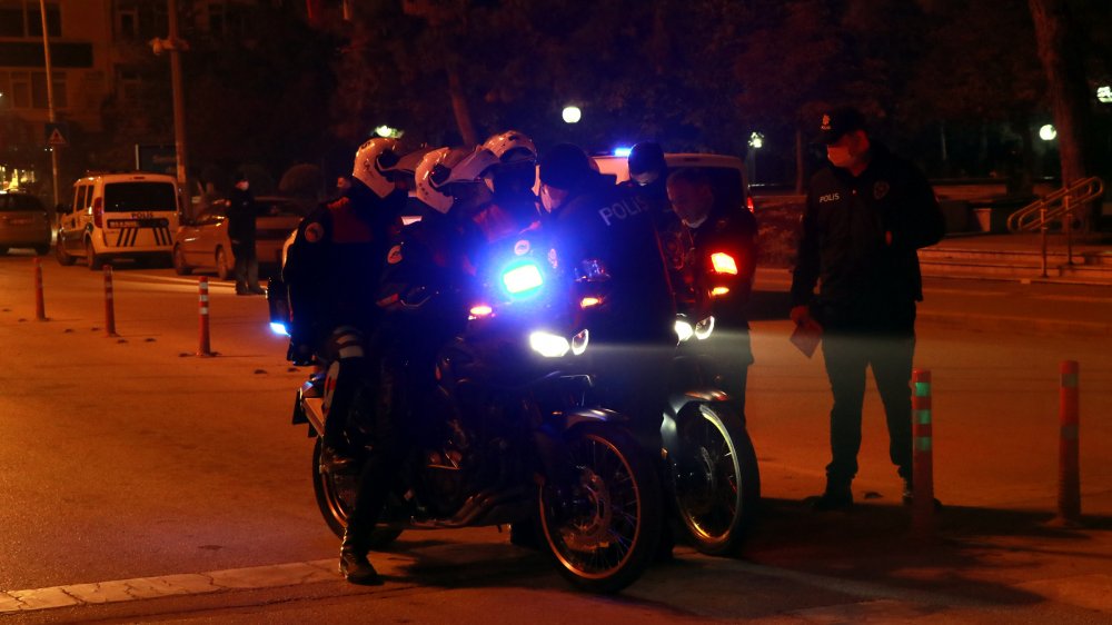 Kısıtlamanın ilk dakikalarında ceza yediler, hafta içi yasak olduğunu bilmediklerini söylediler