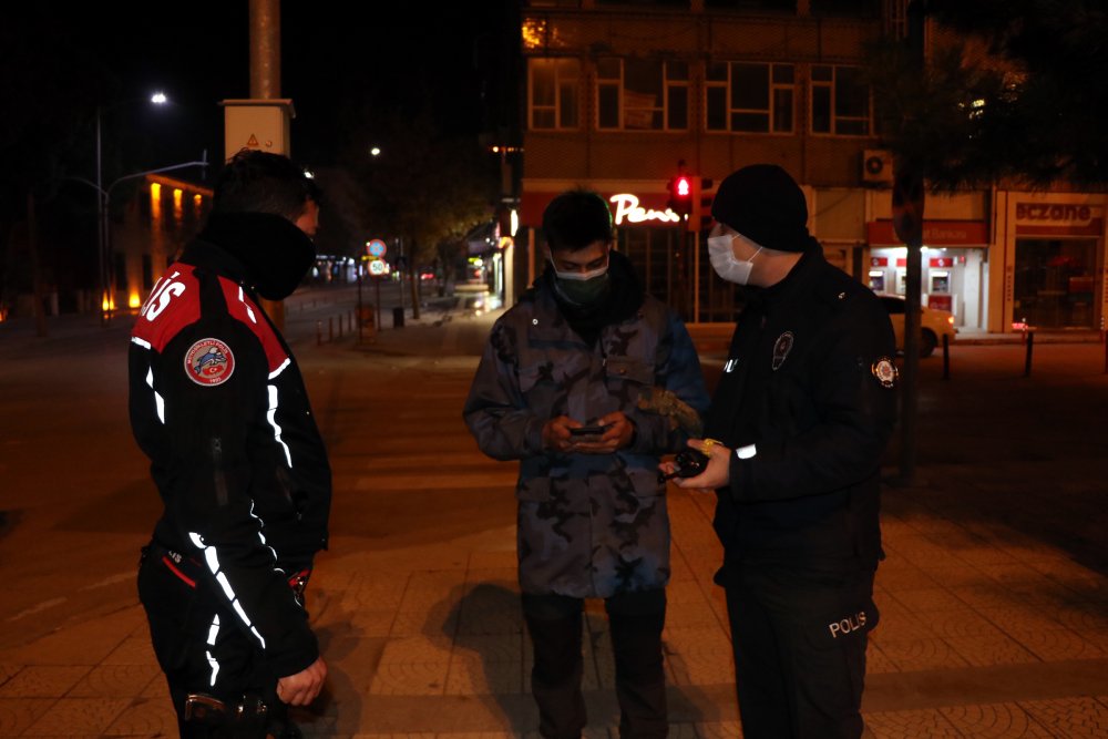 Kısıtlamanın ilk dakikalarında ceza yediler, hafta içi yasak olduğunu bilmediklerini söylediler