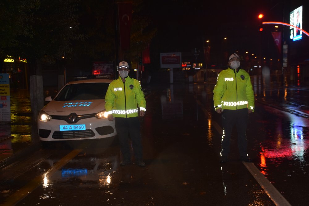 Malatya'da kısıtlamanın başlamasıyla sokaklar boş kaldı 