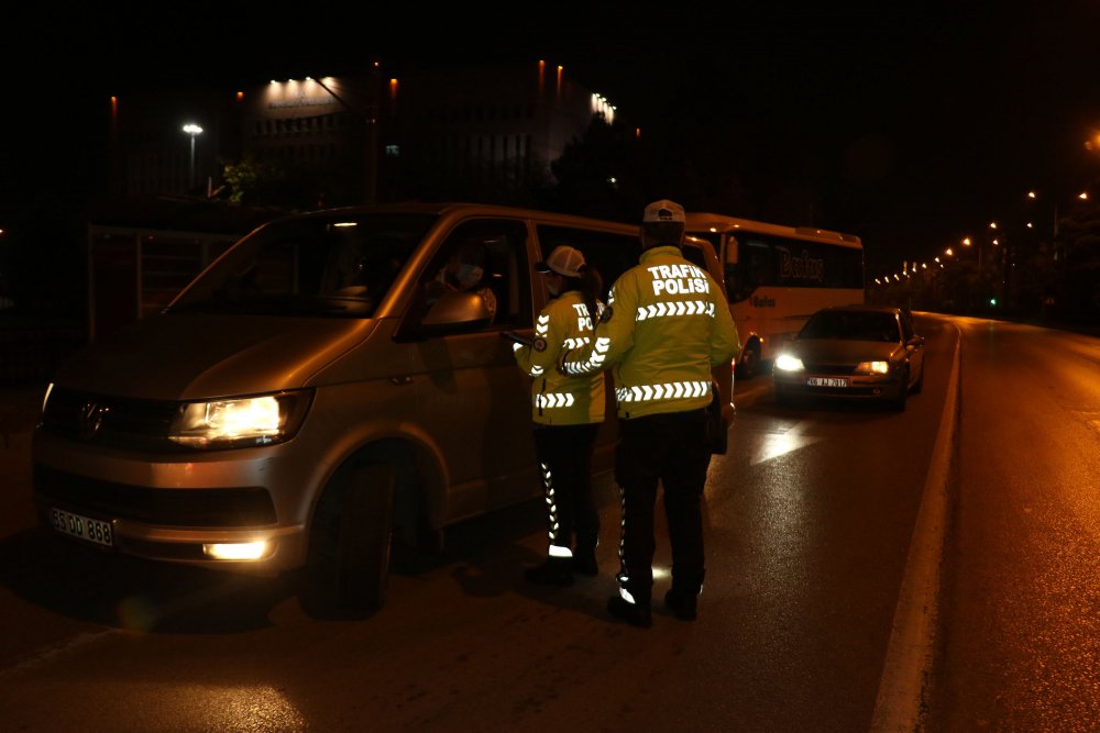 Samsun'da kısıtlamayı ihlal eden bazı vatandaşlar, polisle tartıştı