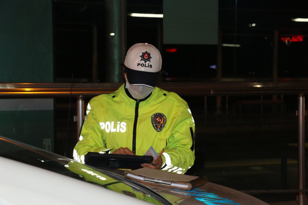 Samsun'da kısıtlamayı ihlal eden bazı vatandaşlar, polisle tartıştı