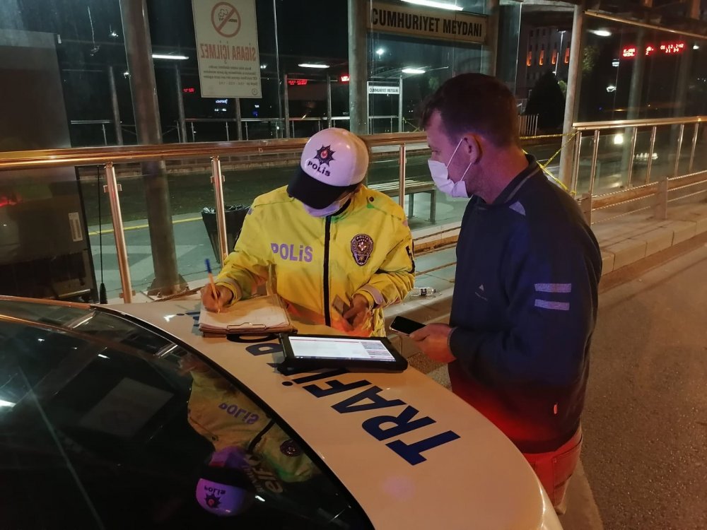 Samsun'da kısıtlamayı ihlal eden bazı vatandaşlar, polisle tartıştı
