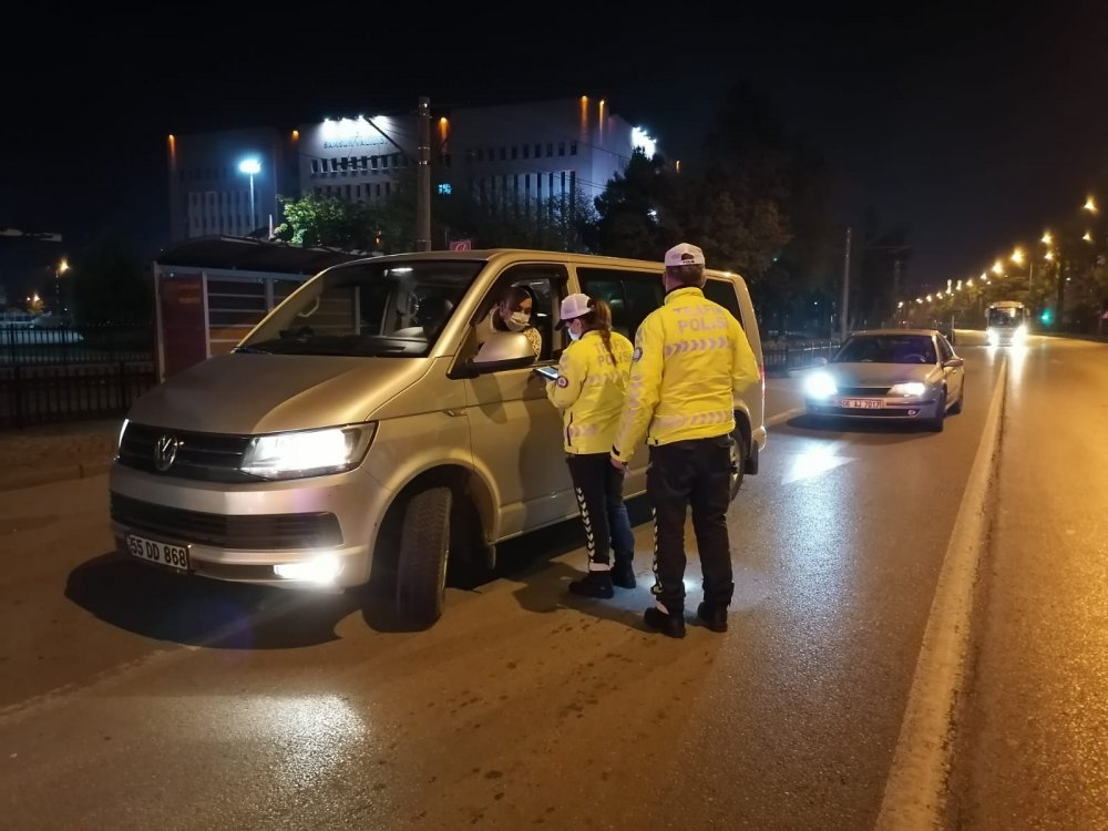 Samsun'da kısıtlamayı ihlal eden bazı vatandaşlar, polisle tartıştı