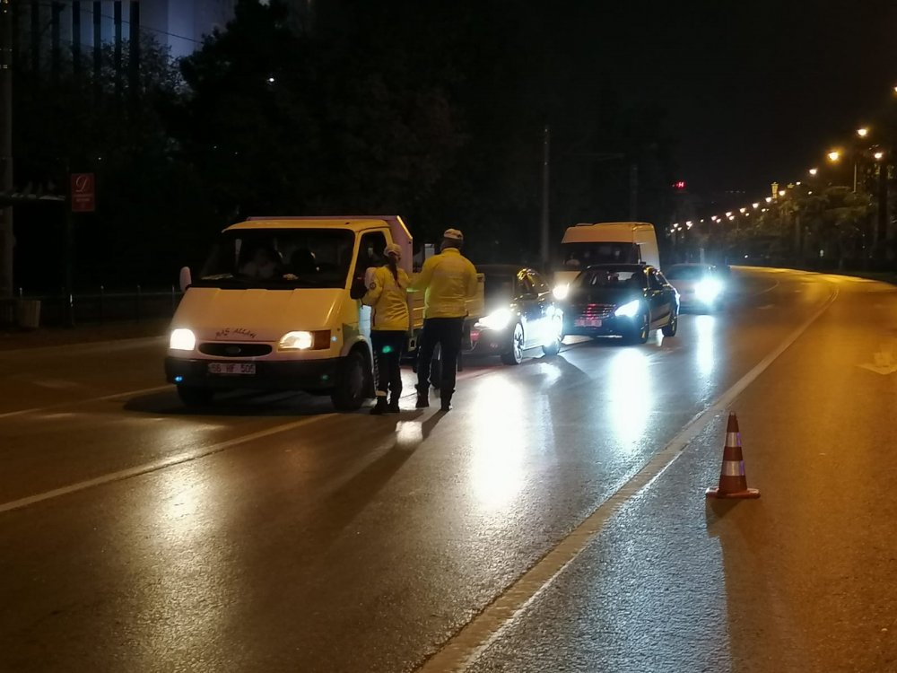 Samsun'da kısıtlamayı ihlal eden bazı vatandaşlar, polisle tartıştı
