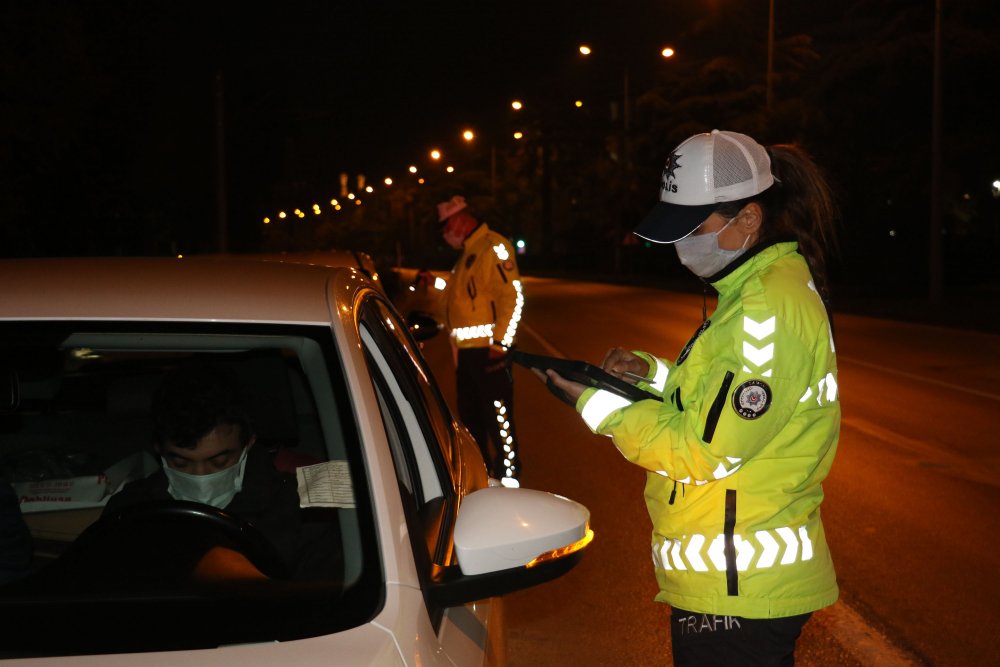 Samsun'da kısıtlamayı ihlal eden bazı vatandaşlar, polisle tartıştı