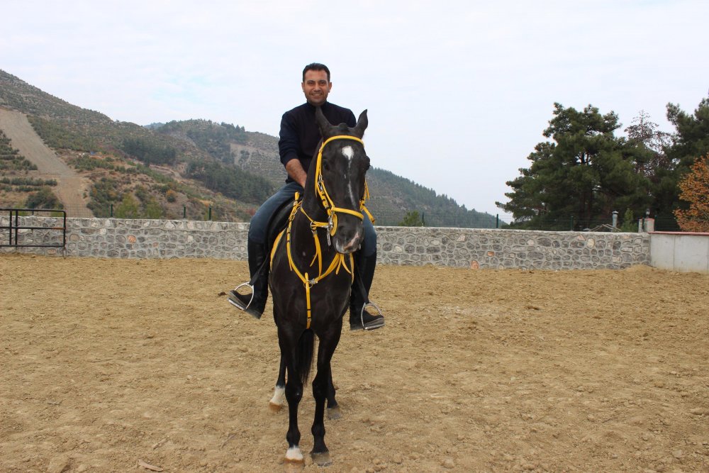 Yarış hayatı biten atlarla çocukluk hayalini gerçekleştirdi