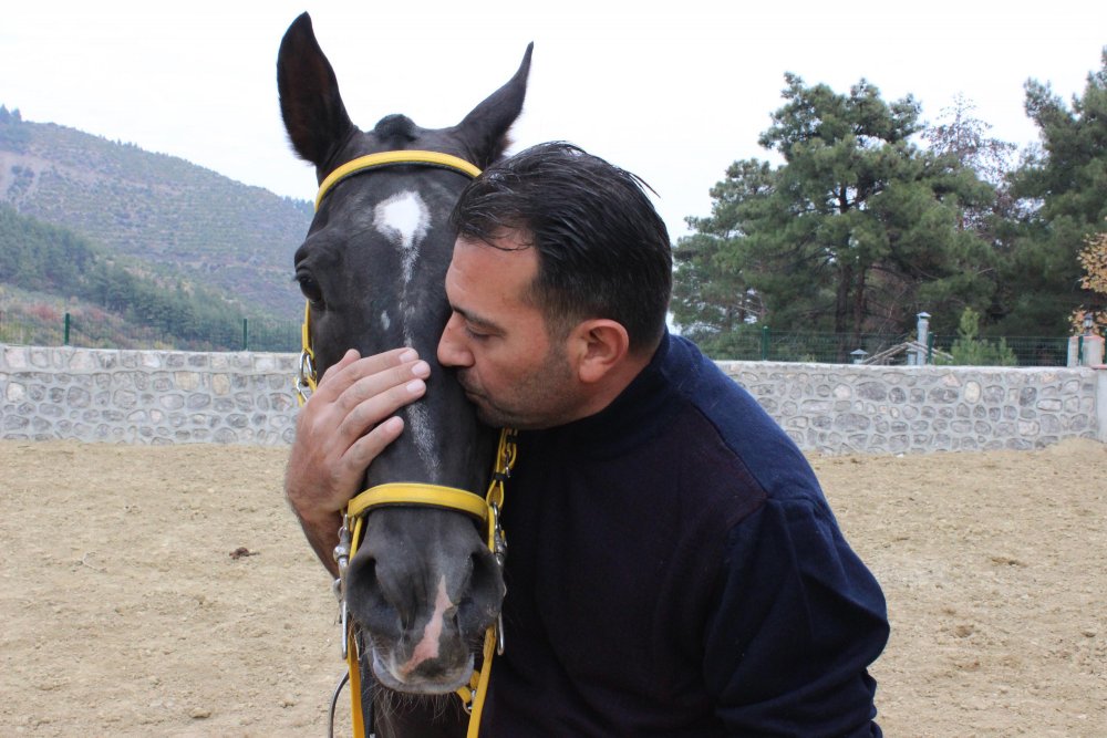 Yarış hayatı biten atlarla çocukluk hayalini gerçekleştirdi
