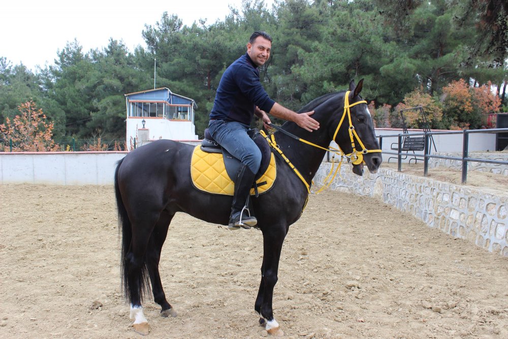 Yarış hayatı biten atlarla çocukluk hayalini gerçekleştirdi