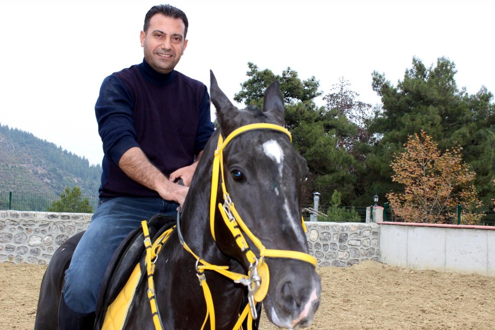Yarış hayatı biten atlarla çocukluk hayalini gerçekleştirdi