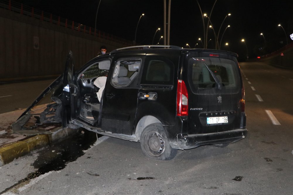 Boş yolda tünele düşen hafif ticari aracın sürücüsü ağır yaralandı