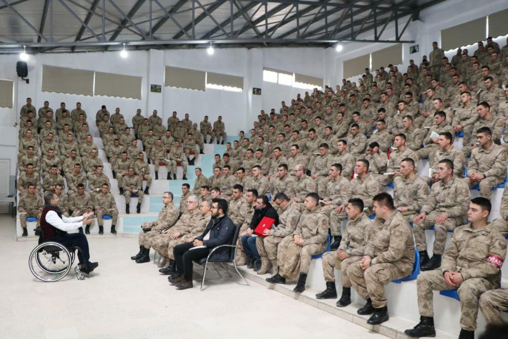 Gazi Jandarma Yüzbaşı Bahar azmiyle profesör oldu