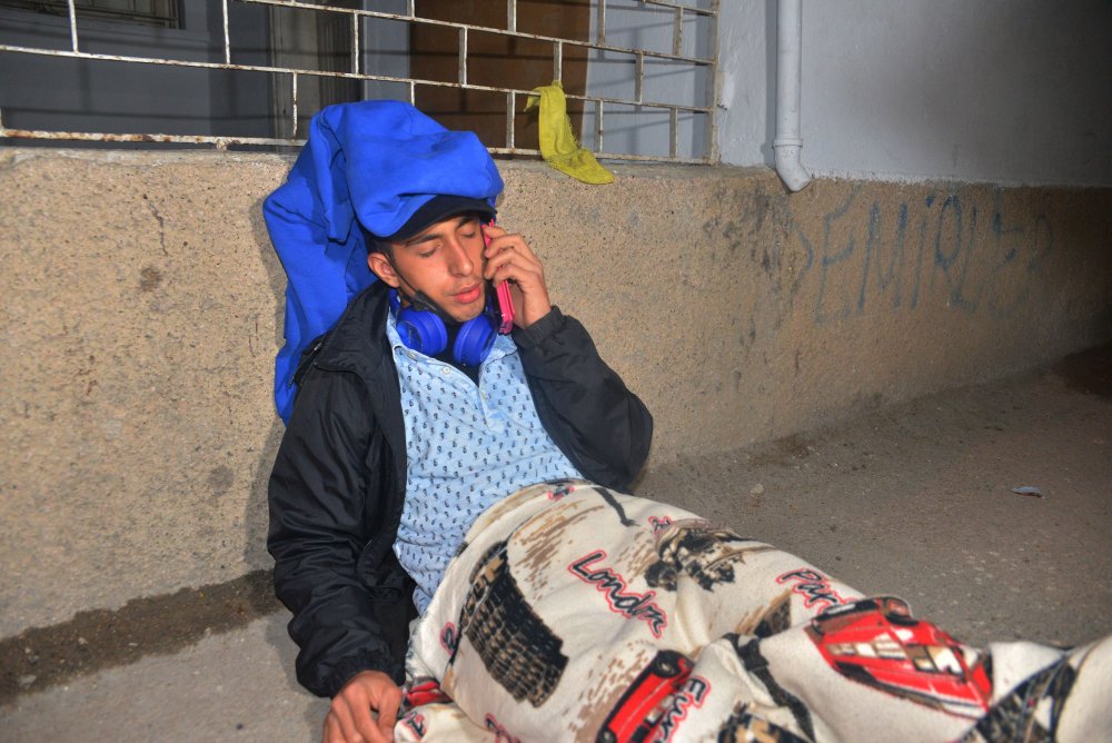 Kısıtlamada bacağından ve sırtından bıçaklandı, telefonla ailesini aradı