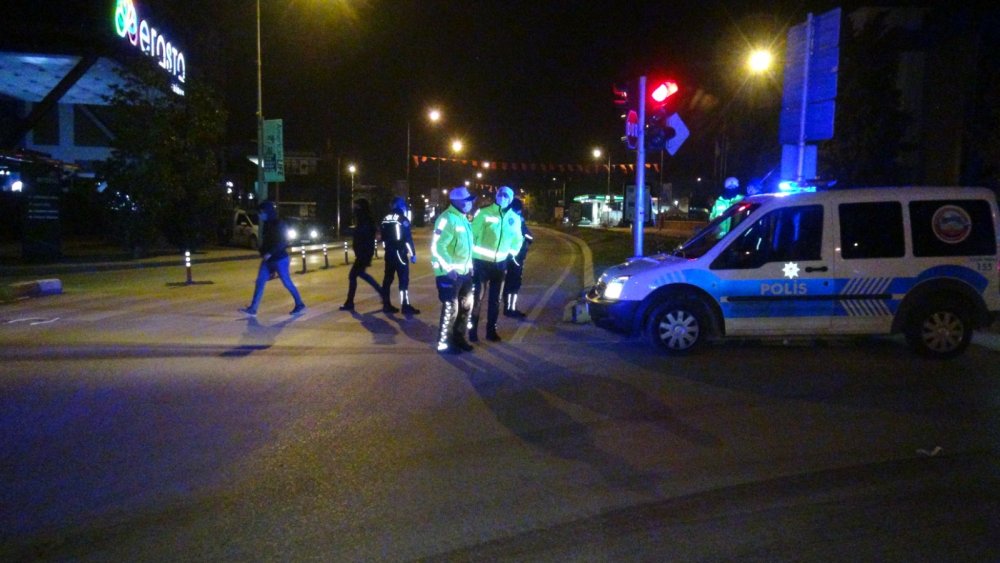 Kısıtlamaya 10 dakika kala yardım isteyen öğrencileri, evlerine polis bıraktı