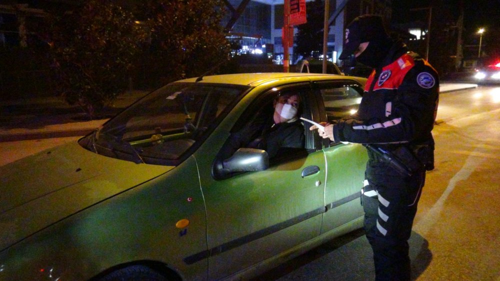 Kısıtlamaya 10 dakika kala yardım isteyen öğrencileri, evlerine polis bıraktı