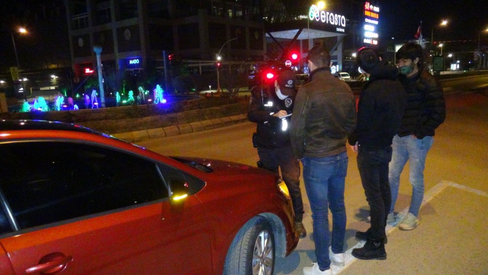 Kısıtlamaya 10 dakika kala yardım isteyen öğrencileri, evlerine polis bıraktı