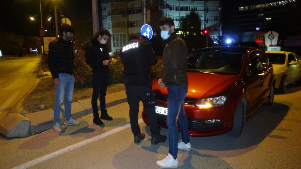 Kısıtlamaya 10 dakika kala yardım isteyen öğrencileri, evlerine polis bıraktı