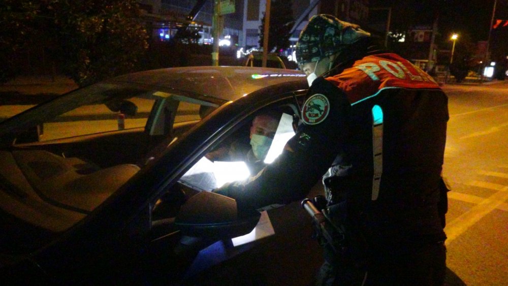Kısıtlamaya 10 dakika kala yardım isteyen öğrencileri, evlerine polis bıraktı