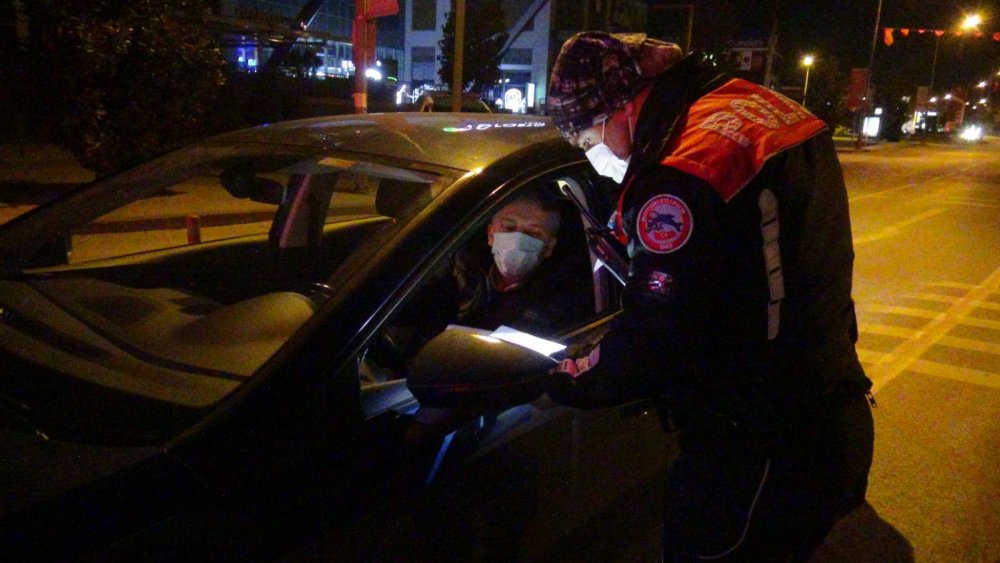 Kısıtlamaya 10 dakika kala yardım isteyen öğrencileri, evlerine polis bıraktı