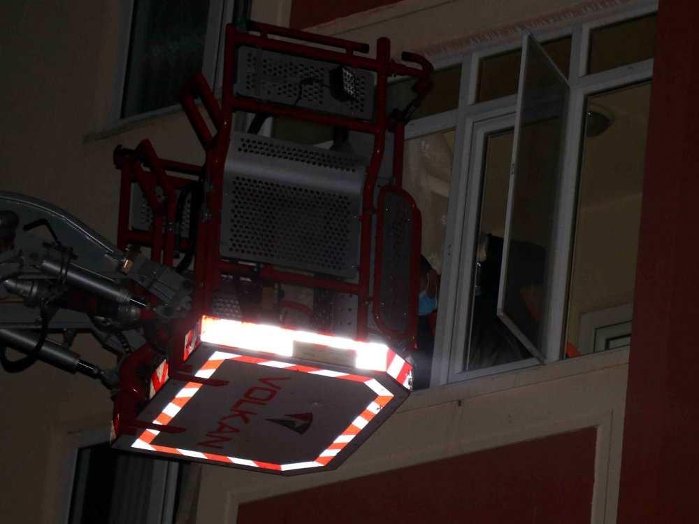 Uyuyakalan koronavirüs temaslısı kadın, ekipleri harekete geçirdi
