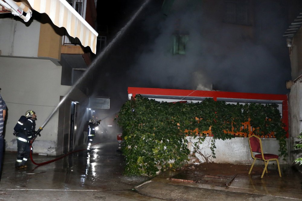 3 katlı binanın altındaki iş yerinde yangın