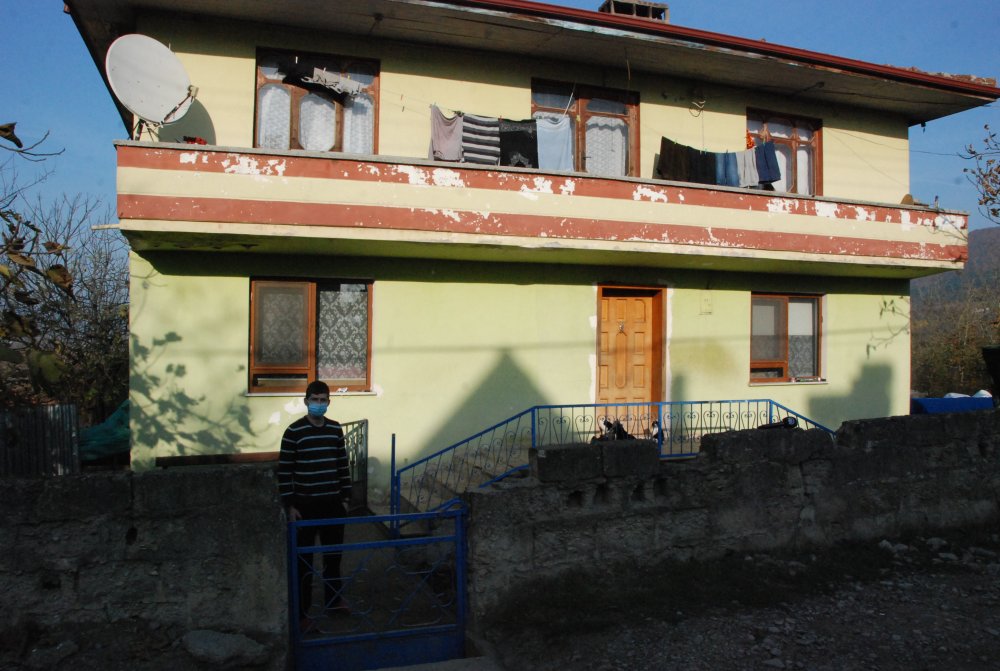 Baba ve 2 oğlu, koronavirüsten hayatını kaybetti