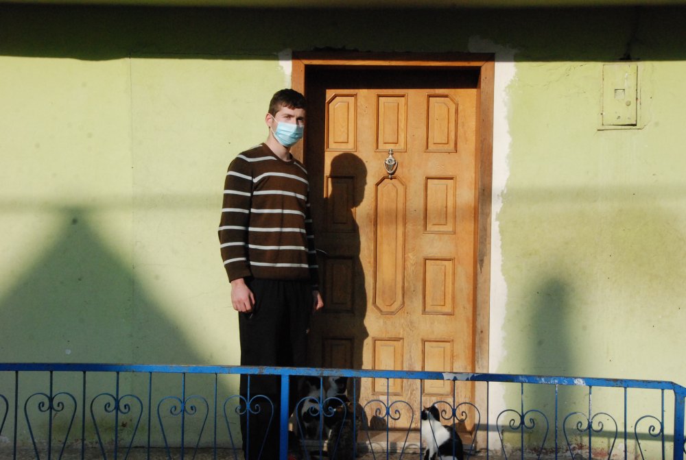 Baba ve 2 oğlu, koronavirüsten hayatını kaybetti