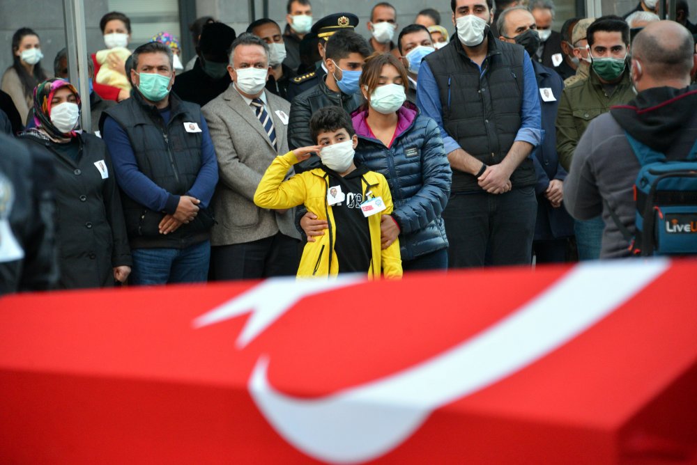 Cinayet şüphelisi, kendisini almaya gelen polislere ateş açtı: 1 şehit, 1 yaralı