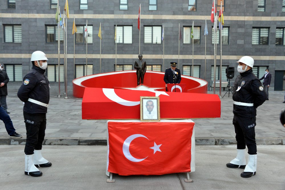 Cinayet şüphelisi, kendisini almaya gelen polislere ateş açtı: 1 şehit, 1 yaralı