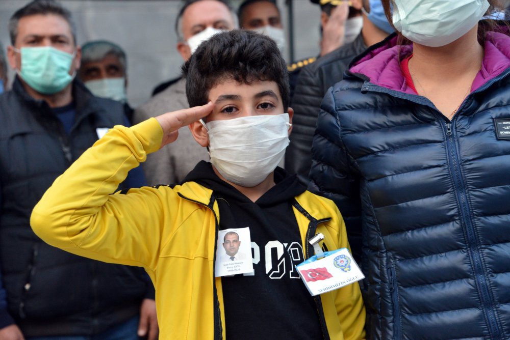 Cinayet şüphelisi, kendisini almaya gelen polislere ateş açtı: 1 şehit, 1 yaralı