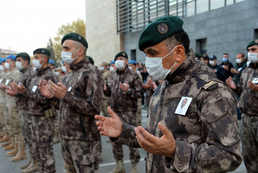 Cinayet şüphelisi, kendisini almaya gelen polislere ateş açtı: 1 şehit, 1 yaralı