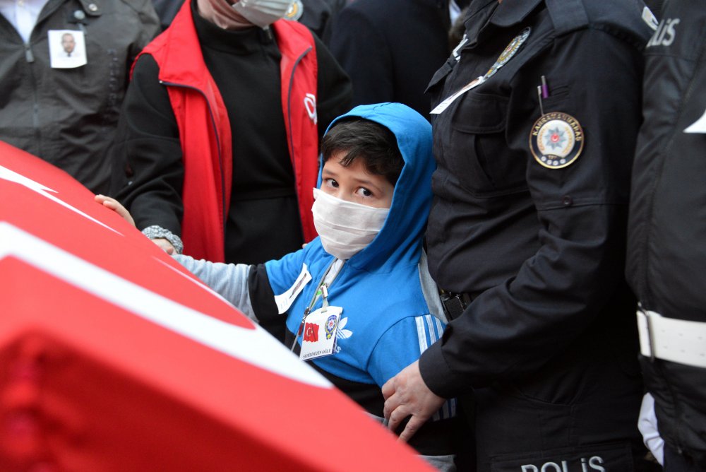 Cinayet şüphelisi, kendisini almaya gelen polislere ateş açtı: 1 şehit, 1 yaralı