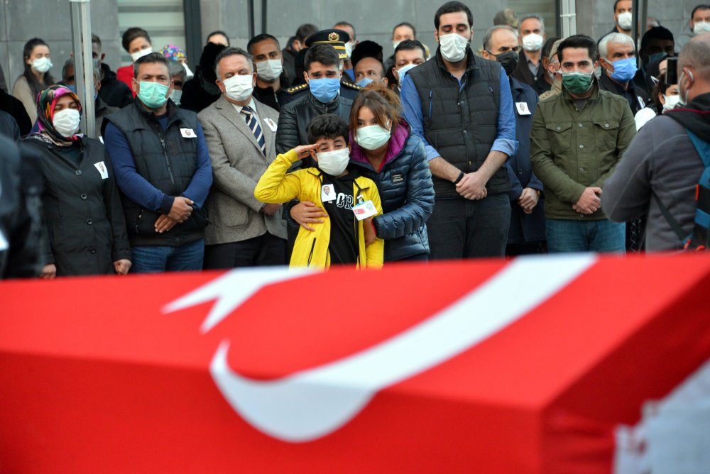 Cinayet şüphelisi, kendisini almaya gelen polislere ateş açtı: 1 şehit, 1 yaralı