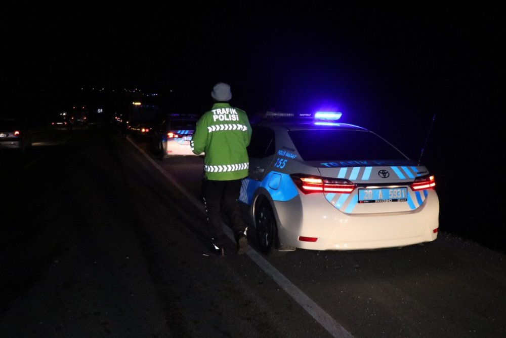 Denizli’de otomobil şarampole yuvarlandı, arkasındaki 8 araç çarpıştı
