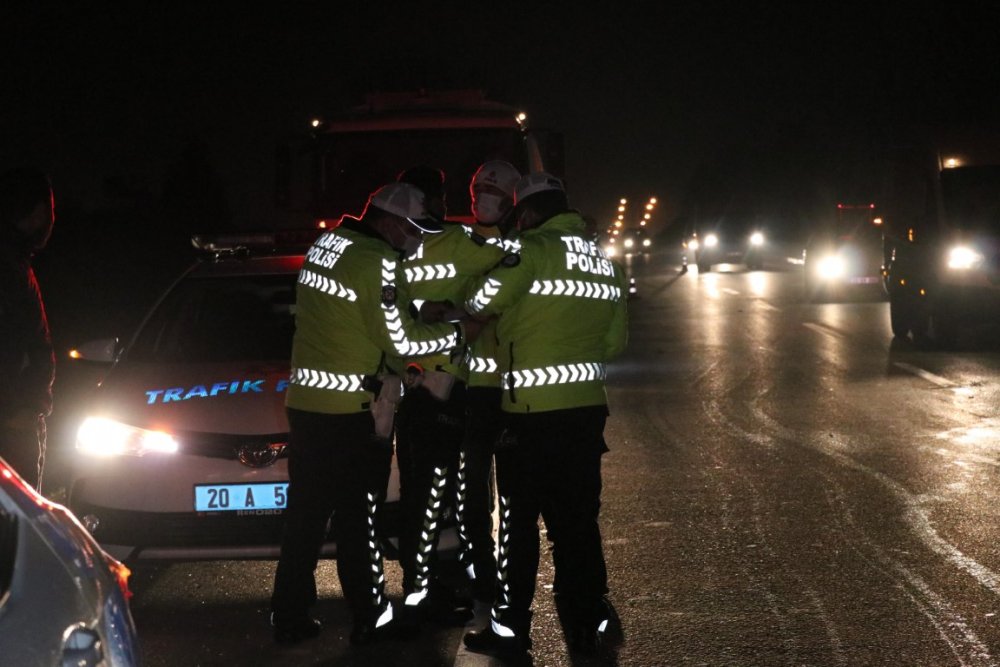 Denizli’de otomobil şarampole yuvarlandı, arkasındaki 8 araç çarpıştı