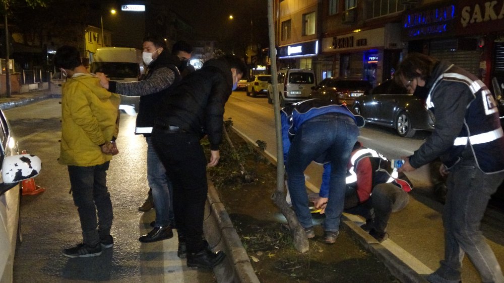 Kısıtlamayı ihlal edip ceza yediler, polisi görünce otomobildeki uyuşturucuyu yere döktüler