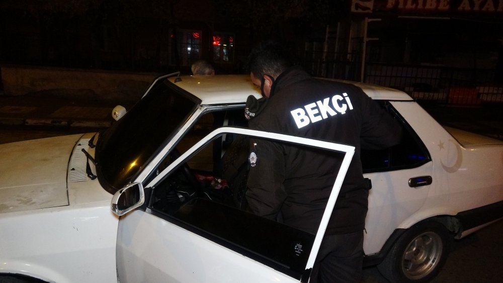 Kısıtlamayı ihlal edip ceza yediler, polisi görünce otomobildeki uyuşturucuyu yere döktüler