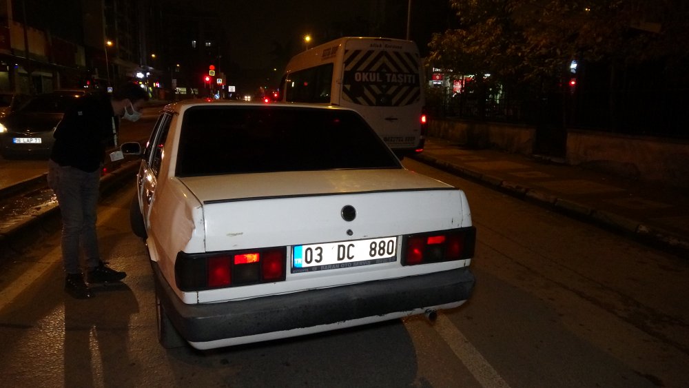 Kısıtlamayı ihlal edip ceza yediler, polisi görünce otomobildeki uyuşturucuyu yere döktüler