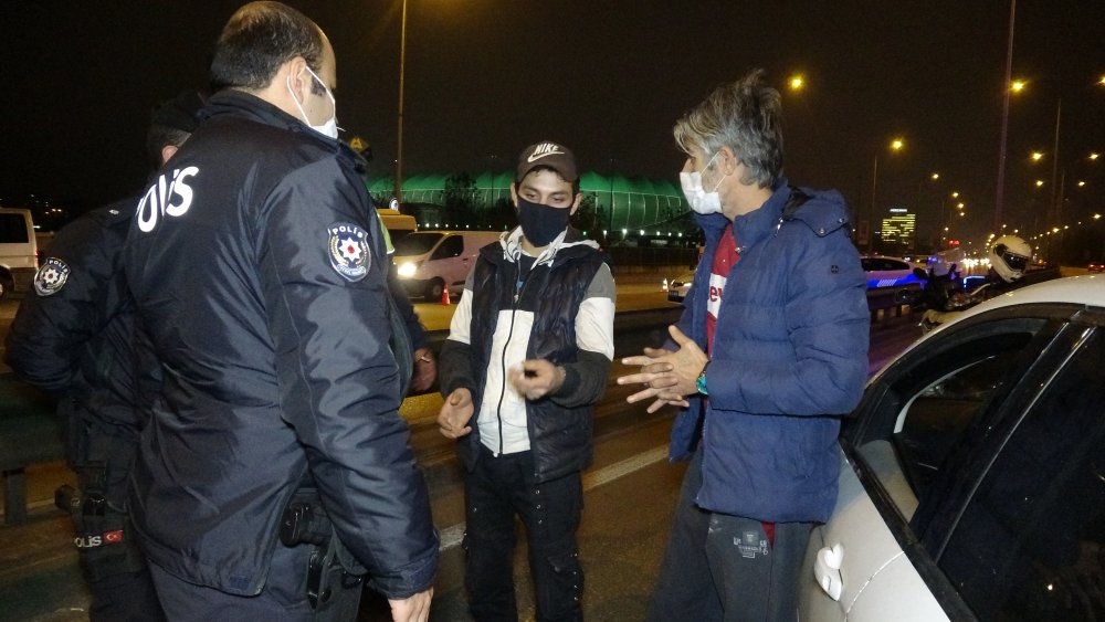 Kısıtlamayı ihlal edip ceza yediler, polisi görünce otomobildeki uyuşturucuyu yere döktüler