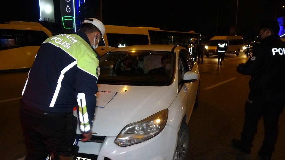 Kısıtlamayı ihlal edip ceza yediler, polisi görünce otomobildeki uyuşturucuyu yere döktüler
